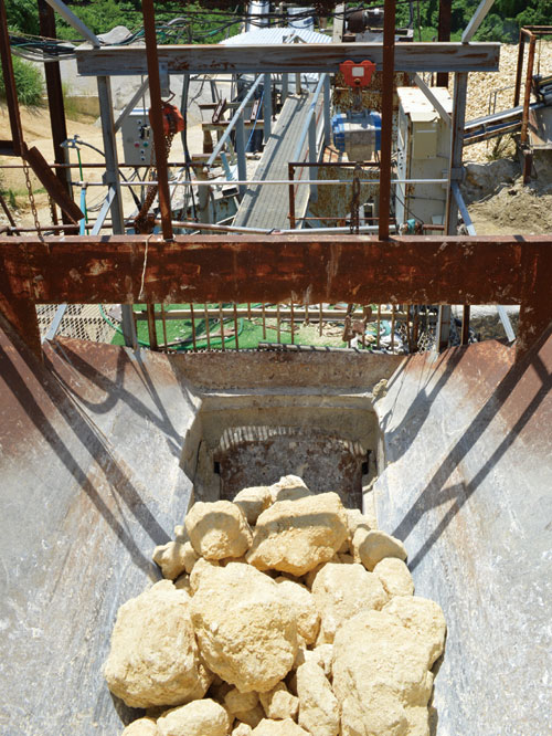 2.琉球石灰岩を破砕